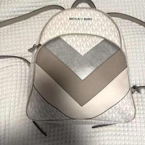 New Michael Kors Backpack double zipper gray and white logo silver metal